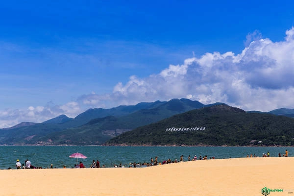 Sau hơn 12h giờ rên chuyến tàu du lịch TP.HCM - Quy Nhơn, chúng tôi đặt chân tới thành phố biển Quy Nhơn, trùng hợp với thời điểm Tết Đoan Ngọ. Người dân nơi đây có phong tục nhảy xuống biển tắm vào lúc 12h để diệt sâu bọ. Khung cảnh rất náo nhiệt và sôi động. Sau hơn 12h giờ rên chuyến tàu du lịch TP.HCM - Quy Nhơn, chúng tôi đặt chân tới thành phố biển Quy Nhơn, trùng hợp với thời điểm Tết Đoan Ngọ. Người dân nơi đây có phong tục nhảy xuống biển tắm vào lúc 12h để diệt sâu bọ. Khung cảnh rất náo nhiệt và sôi động.