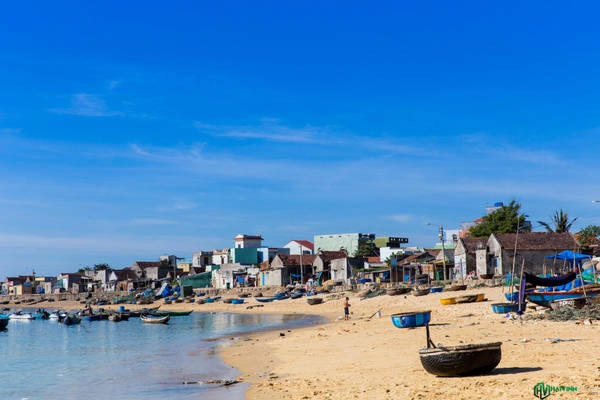 Tại Nhơn Hải, du khách có thể thuê thuyền của ngư dân để đến với hòn Khô, cù lao Xanh, những nơi tuyệt vời cho việc tắm biển và lặn biển. Tại Nhơn Hải, du khách có thể thuê thuyền của ngư dân để đến với hòn Khô, cù lao Xanh, những nơi tuyệt vời cho việc tắm biển và lặn biển.