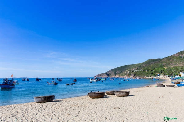 Biển ở đây rất đẹp, nước trong xanh nhìn thấy tận đáy. Chúng tôi thấy có một vài hostel của người dân bản địa để phục vụ du khách nhưng đa phần là du khách quốc tế. Biển ở đây rất đẹp, nước trong xanh nhìn thấy tận đáy. Chúng tôi thấy có một vài hostel của người dân bản địa để phục vụ du khách nhưng đa phần là du khách quốc tế.