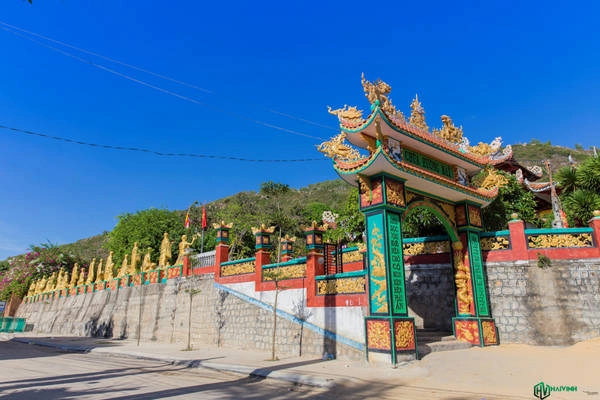 Sâu bên trong khu dân cư có những công trình kiến trúc tôn giáo như chùa, đền thờ, nhà thờ tổ vạn chài... Sâu bên trong khu dân cư có những công trình kiến trúc tôn giáo như chùa, đền thờ, nhà thờ tổ vạn chài...