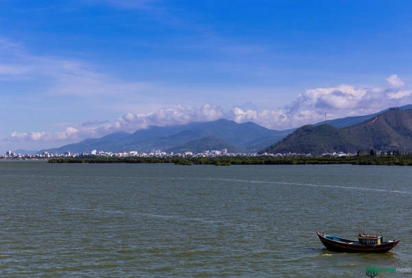 Từ khu vực đầm Thị Nại, ta có thể ngắm nhìn toàn cảnh thành phố với những dãy núi chập chùng, xanh mát. Từ khu vực đầm Thị Nại, ta có thể ngắm nhìn toàn cảnh thành phố với những dãy núi chập chùng, xanh mát.