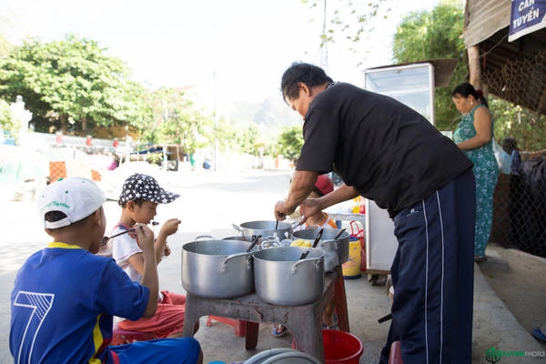 Thời tiết nắng nóng, chúng tôi giải nhiệt bằng cách ghé quán chè ngay trước cổng chùa. Lúc đó cũng có mấy đứa trẻ đang ngồi ăn ở đây. Thời tiết nắng nóng, chúng tôi giải nhiệt bằng cách ghé quán chè ngay trước cổng chùa. Lúc đó cũng có mấy đứa trẻ đang ngồi ăn ở đây.