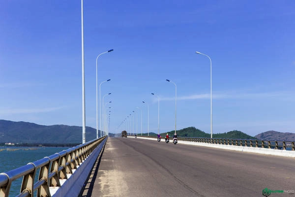 Đây là cầu Thị Nại, cây cầu vượt biển dài nhất nước ta hiện nay (2,5 km), nối thành phố Quy Nhơn với khu kinh tế Nhơn Hội. Đây là cầu Thị Nại, cây cầu vượt biển dài nhất nước ta hiện nay (2,5 km), nối thành phố Quy Nhơn với khu kinh tế Nhơn Hội.