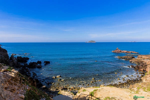 Toàn cảnh Eo Gió, nơi được bao bọc bởi những dãy núi hình cánh cung, tạo nên cảnh đẹp rất kì vĩ. Với đặc thù địa hình như vậy, người ta gọi đây là Eo Gió, nghĩa là eo biển hút gió. Tại đây có đường dẫn xuống bãi đá phía dưới. Lưu ý tại Eo Gió không có bãi cát để tắm biển, nên các bạn cẩn thận khi muốn tắm biển ở đây. Toàn cảnh Eo Gió, nơi được bao bọc bởi những dãy núi hình cánh cung, tạo nên cảnh đẹp rất kì vĩ. Với đặc thù địa hình như vậy, người ta gọi đây là Eo Gió, nghĩa là eo biển hút gió. Tại đây có đường dẫn xuống bãi đá phía dưới. Lưu ý tại Eo Gió không có bãi cát để tắm biển, nên các bạn cẩn thận khi muốn tắm biển ở đây.