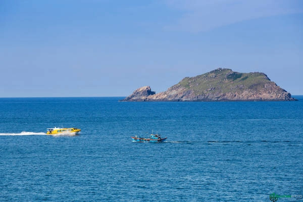 Từ Eo Gió, du khách có thể thuê thuyền hoặc cano để đến với đảo Kỳ Co cách đó chừng 30-40 phút di chuyển. Từ Eo Gió, du khách có thể thuê thuyền hoặc cano để đến với đảo Kỳ Co cách đó chừng 30-40 phút di chuyển.