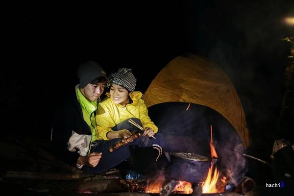 Qua đêm trong rừng sâu, nhóm bạn chuẩn bị đầy đủ lều trại cùng đồ ăn, thức uống. Tự chế biến bữa ăn giữa hoang sơ núi rừng là một trải nghiệm thú vị với bất cứ ai.