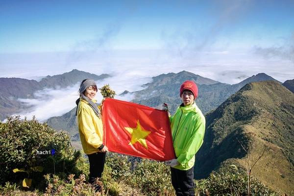 Đỉnh Lùng Cúng cao 2.908 m với thênh thang nắng gió. Cảm xúc tự hào về Tổ quốc tươi đẹp đan xen và thăng hoa cùng với tình yêu đôi lứa sẽ là ký ức khó phai.
