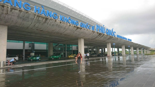 Ngày thứ nhất, tôi có mặt ở sân bay Tân Sơn Nhất vào khoảng 12h30 để làm thủ tục đáp chuyến bay 14h30 đến Phú Quốc. Hơn 15h, tôi có mặt ở đây. Ngày thứ nhất, tôi có mặt ở sân bay Tân Sơn Nhất vào khoảng 12h30 để làm thủ tục đáp chuyến bay 14h30 đến Phú Quốc. Hơn 15h, tôi có mặt ở đây.