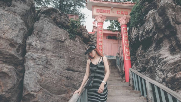 Điểm tham quan đầu tiên trong buổi chiều này là Dinh Cậu - một ngôi đền nhỏ của ngư dân đảo Phú Quốc thờ Cá Ông. Đây là nơi được mệnh danh là điểm ngắm bình minh và hoàng hôn lý tưởng nhất Phú Quốc. Điểm tham quan đầu tiên trong buổi chiều này là Dinh Cậu - một ngôi đền nhỏ của ngư dân đảo Phú Quốc thờ Cá Ông. Đây là nơi được mệnh danh là điểm ngắm bình minh và hoàng hôn lý tưởng nhất Phú Quốc.