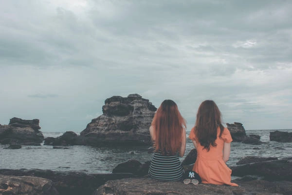 Phía ngoài Dinh Cậu có nhiều mỏm đá chụp hình sống ảo rất đẹp. Tôi thấy biển xanh trải dài, những con sóng bạc đầu đua nhau tấp vào bờ dữ dội. Hình như hôm nay biển động. Biển buồn chăng hay chỉ là nét đặc trưng của biển vừa ồn ào vừa lặng lẽ? Phía ngoài Dinh Cậu có nhiều mỏm đá chụp hình sống ảo rất đẹp. Tôi thấy biển xanh trải dài, những con sóng bạc đầu đua nhau tấp vào bờ dữ dội. Hình như hôm nay biển động. Biển buồn chăng hay chỉ là nét đặc trưng của biển vừa ồn ào vừa lặng lẽ?