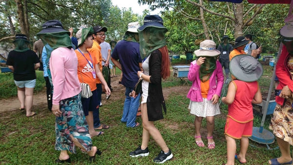 Trước khi ra sân bay trở về, chúng tôi ghé qua trại ong, được tận mắt chứng kiến cách thức nuôi và lấy mật ong. Ong được nuôi trong những hộp nhỏ đặt trong vườn cây chôm chôm và sầu riêng. Có một lưu ý nhỏ mà nhân viên ở đây đã nhắc nhở chúng tôi đó là luôn đội mũ lưới để đảm bảo an toàn trong khi ngắm nhìn các bạn ong chúa, ong đực và ong thợ. Trước khi ra sân bay trở về, chúng tôi ghé qua trại ong, được tận mắt chứng kiến cách thức nuôi và lấy mật ong. Ong được nuôi trong những hộp nhỏ đặt trong vườn cây chôm chôm và sầu riêng. Có một lưu ý nhỏ mà nhân viên ở đây đã nhắc nhở chúng tôi đó là luôn đội mũ lưới để đảm bảo an toàn trong khi ngắm nhìn các bạn ong chúa, ong đực và ong thợ.