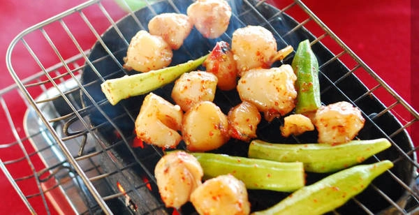 Nghe nói ở đây có nhiều đặc sản lắm nhưng tôi quyết định để hôm sau đi. Tối đầu tiên, tôi hẹn với nhóm bạn đi công tác ở đây. 19h, chúng tôi gặp nhau ở quán ăn 343 nổi tiếng nhiều đồ ăn, ngon và rẻ. Lúc này ngoài trời cũng vẫn còn mưa, như muốn tôi lưu lại thêm nhiều kỷ niệm chăng. Nghe nói ở đây có nhiều đặc sản lắm nhưng tôi quyết định để hôm sau đi. Tối đầu tiên, tôi hẹn với nhóm bạn đi công tác ở đây. 19h, chúng tôi gặp nhau ở quán ăn 343 nổi tiếng nhiều đồ ăn, ngon và rẻ. Lúc này ngoài trời cũng vẫn còn mưa, như muốn tôi lưu lại thêm nhiều kỷ niệm chăng.