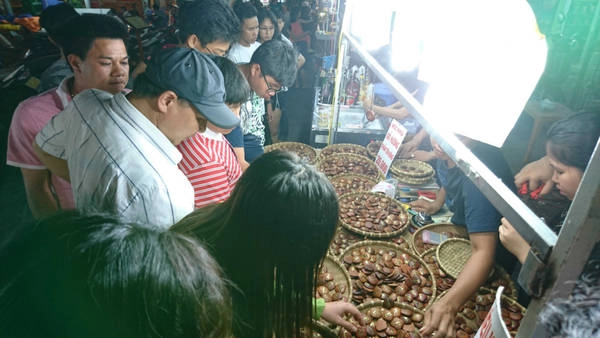 Tranh thủ đi chơi chợ đêm, ở đây có rất nhiều quán ăn với những món hải sản tươi rói, có cả cafe bar và pub như phố Tây Bùi Viện Sài Gòn, nhiều đồ lưu niệm, hải sản hay đậu phộng phủ các vị, có thể mua về làm quà. Tranh thủ đi chơi chợ đêm, ở đây có rất nhiều quán ăn với những món hải sản tươi rói, có cả cafe bar và pub như phố Tây Bùi Viện Sài Gòn, nhiều đồ lưu niệm, hải sản hay đậu phộng phủ các vị, có thể mua về làm quà.