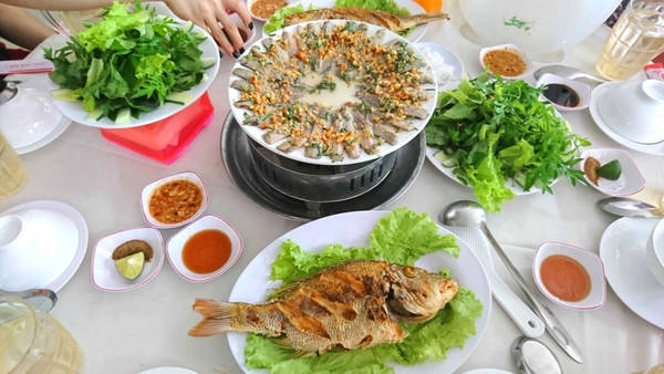 Sau khi ăn uống no say, lúc này cũng đầu giờ chiều, mọi người cũng tranh thủ nghỉ ngơi. Trời vẫn mưa lất phất như nước mắt của một cô thiếu nữ giận người yêu, rồi lại có lúc bất chợt nắng lên. Như vậy cũng hay, giúp tôi ảm nhận được khoảnh khắc giao mùa nơi đảo ngọc. Sau khi ăn uống no say, lúc này cũng đầu giờ chiều, mọi người cũng tranh thủ nghỉ ngơi. Trời vẫn mưa lất phất như nước mắt của một cô thiếu nữ giận người yêu, rồi lại có lúc bất chợt nắng lên. Như vậy cũng hay, giúp tôi ảm nhận được khoảnh khắc giao mùa nơi đảo ngọc.