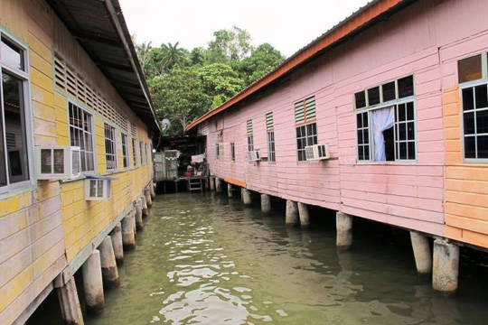 Du lịch Brunei - nhà cửa ở thủ đô Banda Seri Begawan - iVIVU.com