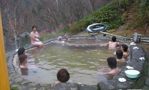 Tắm suối nước nóng không chỉ là loại hình thu hút khách nước ngoài mà còn được biết đến như một thói quen của người dân bản địa. (Ảnh: Internet)