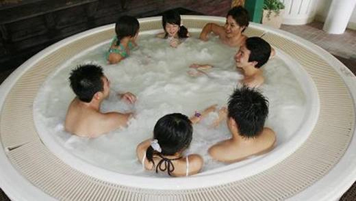 Các đồng nghiệp công ty, hội bạn thân thường rủ nhau vào Onsen để thư giãn cơ thể và trò chuyện giải khuây. (Ảnh: Internet)