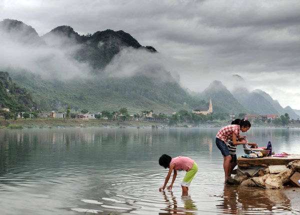 Những người dân bản địa giặt quần áo ngay trên sông