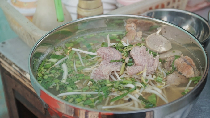 Bánh phở ở đây là kiểu sợi nhỏ đặc trưng miền Nam, màu trắng hơi trong, dai mềm như bánh ướt, không bở hay chua. "Sở dĩ có được chất phở như vậy là sợi được làm từ bột gạo lọc, theo công thức truyền thống của làng nghề bột hơn trăm năm ở Sa Đéc, nổi tiếng trong và ngoài nước", chủ quán tiết lộ.