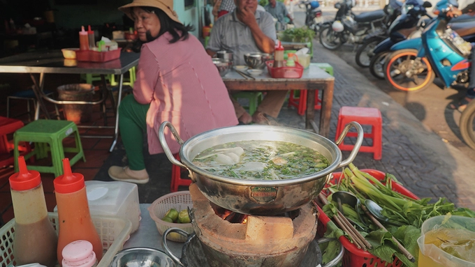 Món lẩu của quán mang đậm phong cách miền Nam thể hiện qua bếp nấu và rổ rau nhúng. Với lò đất than củi, lửa cháy âm ỉ nên không làm nước trong nồi sôi sục, tránh bị cạn, mặn. Tuy nhiên nhiệt độ vẫn đủ nóng để làm chín các đồ nhúng.