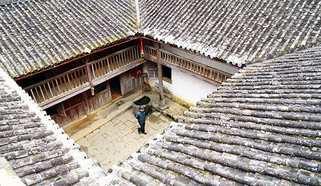 Toàn bộ dinh thự họ Vương có diện tích gần 3.000 m2, xây dựng tốn 15 vạn đồng bạc trắng Đông Dương, tương đương 150 tỷ đồng ngày nay. Toàn bộ dinh thự họ Vương có diện tích gần 3.000 m2, xây dựng tốn 15 vạn đồng bạc trắng Đông Dương, tương đương 150 tỷ đồng ngày nay.