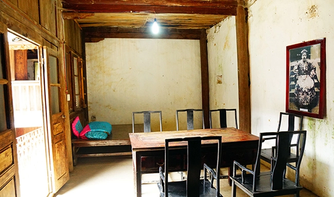 Cụ Vương Chính Đức ở gian Hậu dinh, còn ba bà vợ ở Trung dinh. Cụ Vương Chính Đức ở gian Hậu dinh, còn ba bà vợ ở Trung dinh.