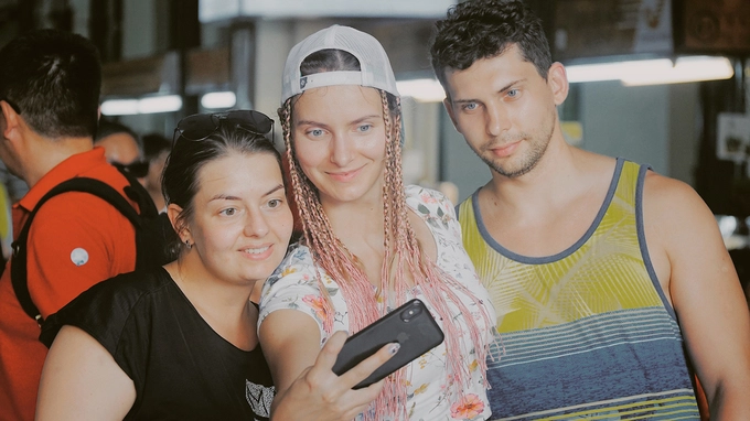 Alex, Laura (Đức) và Samantha (Tây Ban Nha) là những du khách lần đầu đến TP HCM cũng như ghé thăm Bưu điện trung tâm. Cả ba đều bày tỏ sự ngưỡng mộ trước "tác phẩm nghệ thuật này".  "Chúng tôi rất vui khi các bạn còn giữ được một công trình tuyệt đẹp thế này. Chắc chắn tôi sẽ kể cho bạn bè của mình về nơi này khi quay lại Đức", nữ du khách Laura chia sẻ.