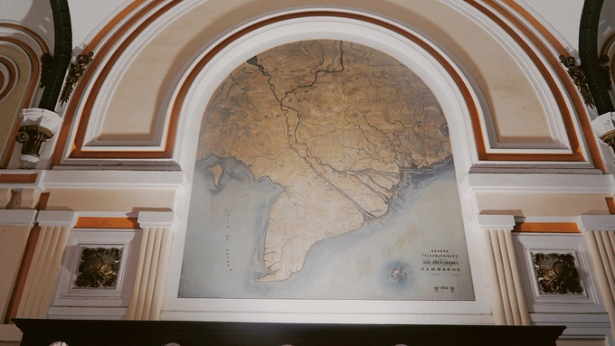 Đối diện bản đồ năm 1982 là bản đồ “Lignes téléraphiques du Sud Vietnam et du Cambodge 1936” - thể hiện đường dây điện của Việt Nam và Campuchia năm 1936.  Đường dây thép (hệ thống bưu điện) Sài Gòn - Quy Nhơn - Đà Nẵng - Huế - Vinh - Hà Nội có chiều dài 2.000 km, được hoàn thành vào ngày 22/3/1888. Năm 1889, đường liên lạc điện báo Sài Gòn - Bangkok (Thái Lan) được mở thêm để phục vụ cho giới kinh doanh. Từ ngày 1/7/1894, Sài Gòn bắt đầu sử dụng hệ thống điện thoại.