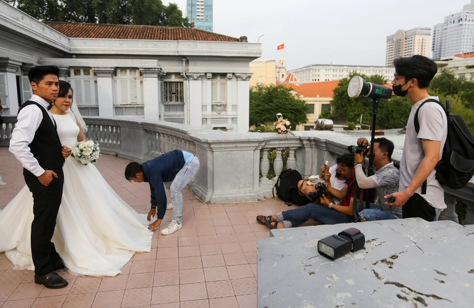 Nhiều cô dâu, chú rể chọn tòa nhà làm điểm lưu lại khoảnh khắc lứa đôi. Tuy nhiên, để vào bên trong họ phải mua vé 400.000 đồng cho cả ê-kíp. Bảo tàng mở cửa từ 7h30 đến 18h mỗi ngày. Nhiều cô dâu, chú rể chọn tòa nhà làm điểm lưu lại khoảnh khắc lứa đôi. Tuy nhiên, để vào bên trong họ phải mua vé 400.000 đồng cho cả ê-kíp. Bảo tàng mở cửa từ 7h30 đến 18h mỗi ngày.