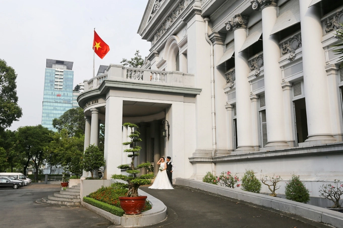 Công trình có hai tầng, rộng hơn 1.700 m2 thiết kế theo phong cách cổ điển - Phục hưng, kết hợp Âu - Á. Mặt tiền mang đường nét Tây phương, nhưng phần mái lại mang dáng dấp Á Đông. Công trình có hai tầng, rộng hơn 1.700 m2 thiết kế theo phong cách cổ điển - Phục hưng, kết hợp Âu - Á. Mặt tiền mang đường nét Tây phương, nhưng phần mái lại mang dáng dấp Á Đông.
