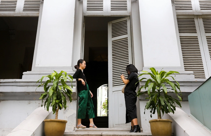 Bốn khu vực chính thu hút du khách chụp hình là phần cổng chính diện, cầu thang chính, sân thượng tầng 2 và hành lang. Với nét kiến trúc cổ điển, nơi nào trong tòa nhà cũng trở thành phông nền sáng tác ảnh. Bốn khu vực chính thu hút du khách chụp hình là phần cổng chính diện, cầu thang chính, sân thượng tầng 2 và hành lang. Với nét kiến trúc cổ điển, nơi nào trong tòa nhà cũng trở thành phông nền sáng tác ảnh.