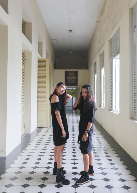 Dãy hành lang dài với những khung cửa sổ gỗ mang đậm nét kiến trúc của châu Âu. Dãy hành lang dài với những khung cửa sổ gỗ mang đậm nét kiến trúc của châu Âu.