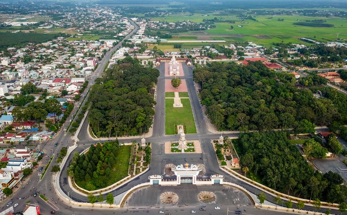 Tòa thánh Tây Ninh là công trình tôn giáo của đạo Cao Đài, tọa lạc tại huyện Hòa Thành, cách thành phố Tây Ninh khoảng 4 km. Đạo Cao Đài ra đời cuối năm 1926 tại đây. Khuôn viên tòa thánh rộng hơn một km2 với những con đường thênh thang liên kết các kiến trúc với nhau. Tòa thánh Tây Ninh là công trình tôn giáo của đạo Cao Đài, tọa lạc tại huyện Hòa Thành, cách thành phố Tây Ninh khoảng 4 km. Đạo Cao Đài ra đời cuối năm 1926 tại đây. Khuôn viên tòa thánh rộng hơn một km2 với những con đường thênh thang liên kết các kiến trúc với nhau.