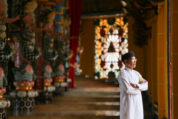 Trong Tòa thánh luôn có người trông coi, nhắc nhở du khách đi lại, tham quan theo đúng lễ nghi của đạo Cao Đài. "Khách không được chụp hình người lấy phông nền là Thánh nhãn, chỉ chụp cảnh vật", ông Hải (tín đồ) cho biết. Trong Tòa thánh luôn có người trông coi, nhắc nhở du khách đi lại, tham quan theo đúng lễ nghi của đạo Cao Đài. "Khách không được chụp hình người lấy phông nền là Thánh nhãn, chỉ chụp cảnh vật", ông Hải (tín đồ) cho biết.