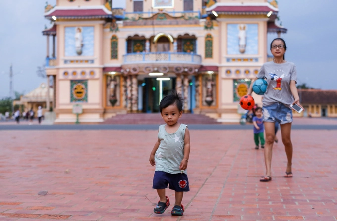 Là Thánh địa lớn nhất của tôn giáo Cao Đài, hàng năm Tòa Thánh Tây Ninh thu hút hàng triệu lượt du khách tham quan và các tín đồ hành hương. Vào buổi chiều, nơi đây trở thành điểm thư giãn, dạo mát của người dân trong vùng. Là Thánh địa lớn nhất của tôn giáo Cao Đài, hàng năm Tòa Thánh Tây Ninh thu hút hàng triệu lượt du khách tham quan và các tín đồ hành hương. Vào buổi chiều, nơi đây trở thành điểm thư giãn, dạo mát của người dân trong vùng.