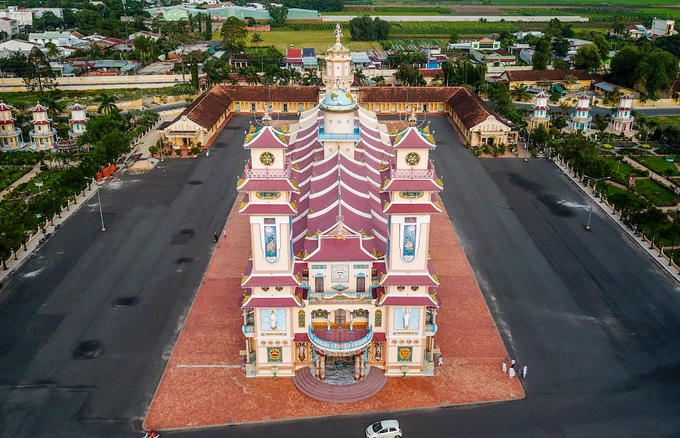 Tòa thánh được coi là tổ đình - cơ sở thờ tự cấp trung ương của đạo Cao Đài. Công trình khởi công năm 1933, hoàn thành năm 1947 nhưng đến năm 1955 mới khánh thành. Ngôi Tòa thánh có diện tích hơn 2.000 m2, nổi bật với hai lầu chuông và trống cao 25 m. Tòa thánh được coi là tổ đình - cơ sở thờ tự cấp trung ương của đạo Cao Đài. Công trình khởi công năm 1933, hoàn thành năm 1947 nhưng đến năm 1955 mới khánh thành. Ngôi Tòa thánh có diện tích hơn 2.000 m2, nổi bật với hai lầu chuông và trống cao 25 m.