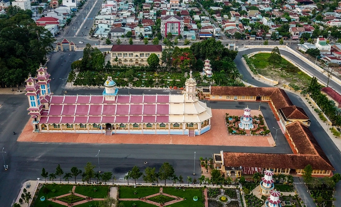 Trong khuôn viên Tòa thánh có gần 100 công trình kiến trúc lớn nhỏ khác nhau, được xây bằng bê tông cốt tre. Trong khuôn viên Tòa thánh có gần 100 công trình kiến trúc lớn nhỏ khác nhau, được xây bằng bê tông cốt tre.