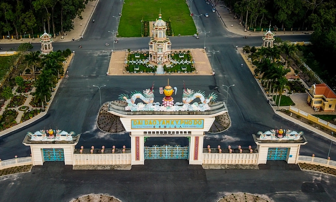 Lối vào Tòa thánh gồm 12 cổng đều được chạm khắc hình Tứ linh (long, lân, quy, phụng) và hoa sen. Trong đó, chánh môn là cửa lớn nhất với cách trang trí khác biệt mang hình lưỡng long tranh châu. Lối vào Tòa thánh gồm 12 cổng đều được chạm khắc hình Tứ linh (long, lân, quy, phụng) và hoa sen. Trong đó, chánh môn là cửa lớn nhất với cách trang trí khác biệt mang hình lưỡng long tranh châu.