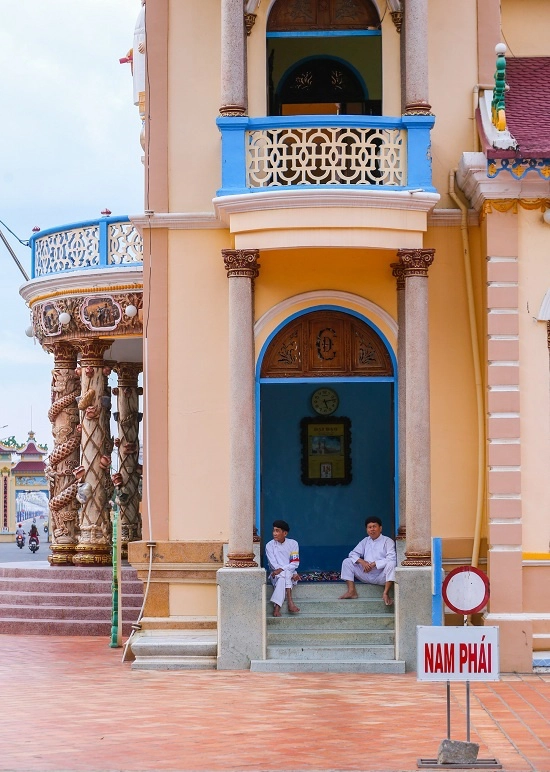 Để vào bên trong Tòa thánh, từ tín đồ đến du khách đều phải để giày dép bên ngoài. Khách tham quan không được vào cửa chính mà phải đi cửa bên, nam đi cửa bên phải, nữ vào cửa bên trái. Để vào bên trong Tòa thánh, từ tín đồ đến du khách đều phải để giày dép bên ngoài. Khách tham quan không được vào cửa chính mà phải đi cửa bên, nam đi cửa bên phải, nữ vào cửa bên trái.