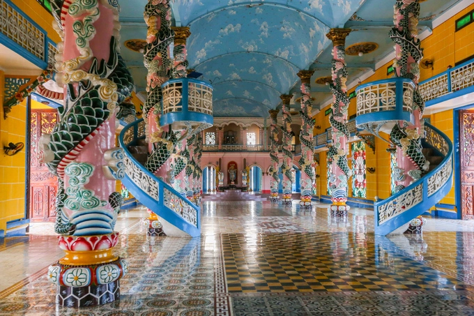 Bên trong tòa thánh có hai hàng cột rồng, sơn xanh, đỏ, trắng. Trên trần nhà là 9 khoảng trời mây và sao. Bên trong tòa thánh có hai hàng cột rồng, sơn xanh, đỏ, trắng. Trên trần nhà là 9 khoảng trời mây và sao.