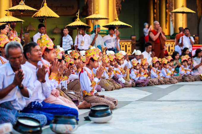 Về độ tuổi có thể đi tu, người Myanmar quan niệm "nếu đứa trẻ có thể đuổi chim ngoài đồng thì có thể đi tu". Nhưng trên thực tế, trẻ phải đọc được những câu kinh tiếng Pali và tiếng Miến thì mới có thể bắt đầu tu hành. Thời gian tu tập cũng rất đa dạng, từ vài ngày đến nhiều năm, tuỳ gia đình, thanh niên thường xuất gia trước khi đến 19 tuổi. Trước đây nghi lễ xuất gia thường được tổ chức vào khoảng tháng 3, 4 nhưng giờ nó diễn ra quanh năm, tuỳ thuộc vào từng địa phương. Nếu may mắn du khách có thể bắt gặp nghi lễ này ở chùa Shwedagon vào giữa tháng 11. Về độ tuổi có thể đi tu, người Myanmar quan niệm "nếu đứa trẻ có thể đuổi chim ngoài đồng thì có thể đi tu". Nhưng trên thực tế, trẻ phải đọc được những câu kinh tiếng Pali và tiếng Miến thì mới có thể bắt đầu tu hành. Thời gian tu tập cũng rất đa dạng, từ vài ngày đến nhiều năm, tuỳ gia đình, thanh niên thường xuất gia trước khi đến 19 tuổi. Trước đây nghi lễ xuất gia thường được tổ chức vào khoảng tháng 3, 4 nhưng giờ nó diễn ra quanh năm, tuỳ thuộc vào từng địa phương. Nếu may mắn du khách có thể bắt gặp nghi lễ này ở chùa Shwedagon vào giữa tháng 11.