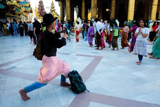 Ngày nay chùa Shwedagon không chỉ là công trình tôn giáo linh thiêng mà còn là biểu tượng du lịch của Myanmar. Du khách đến chùa cũng buộc phải tháo giày dép để đi chân đất, không được mặc váy ngắn hoặc ăn mặc phản cảm. Mặc dù chưa bao giờ xảy ra vụ trộm cắp nào nhưng với khối tàn sản khổng lồ này, chùa Shwedagon luôn được canh gác cẩn thận với camera theo dõi 24/24h. Ngày nay chùa Shwedagon không chỉ là công trình tôn giáo linh thiêng mà còn là biểu tượng du lịch của Myanmar. Du khách đến chùa cũng buộc phải tháo giày dép để đi chân đất, không được mặc váy ngắn hoặc ăn mặc phản cảm. Mặc dù chưa bao giờ xảy ra vụ trộm cắp nào nhưng với khối tàn sản khổng lồ này, chùa Shwedagon luôn được canh gác cẩn thận với camera theo dõi 24/24h.