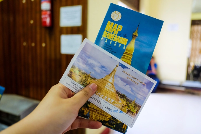 Nằm ở phía tây Royal Lake, chùa Shwedagon cách sân bay Yangon 30 phút đi taxi. Chùa mở cửa miễn phí quanh năm cho người dân nhưng bán vé cho khách tham quan, giá 8 USD một người. Vì khuôn viên chùa rất rộng, du khách sẽ được phát một bản đồ tham quan. Nằm ở phía tây Royal Lake, chùa Shwedagon cách sân bay Yangon 30 phút đi taxi. Chùa mở cửa miễn phí quanh năm cho người dân nhưng bán vé cho khách tham quan, giá 8 USD một người. Vì khuôn viên chùa rất rộng, du khách sẽ được phát một bản đồ tham quan.
