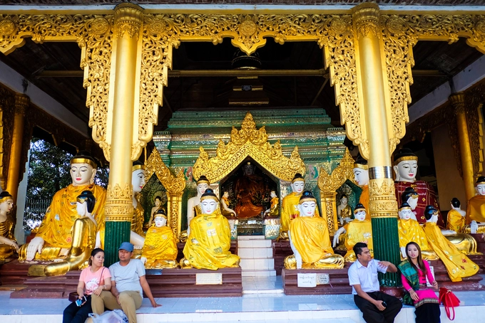 Nội thất và các bức tượng trong chùa cũng được dát vàng lá. Ngôi chùa nghìn năm tuổi này đang lưu giữ bốn báu vật của Phật giáo là: Cây gậy của Phật Câu Lưu Tôn; Dụng cụ lọc nước của Phật Câu Na Hàm; Mảnh áo của Phật Ca Diếp và 8 sợi tóc của Phật Thích Ca. Nội thất và các bức tượng trong chùa cũng được dát vàng lá. Ngôi chùa nghìn năm tuổi này đang lưu giữ bốn báu vật của Phật giáo là: Cây gậy của Phật Câu Lưu Tôn; Dụng cụ lọc nước của Phật Câu Na Hàm; Mảnh áo của Phật Ca Diếp và 8 sợi tóc của Phật Thích Ca.