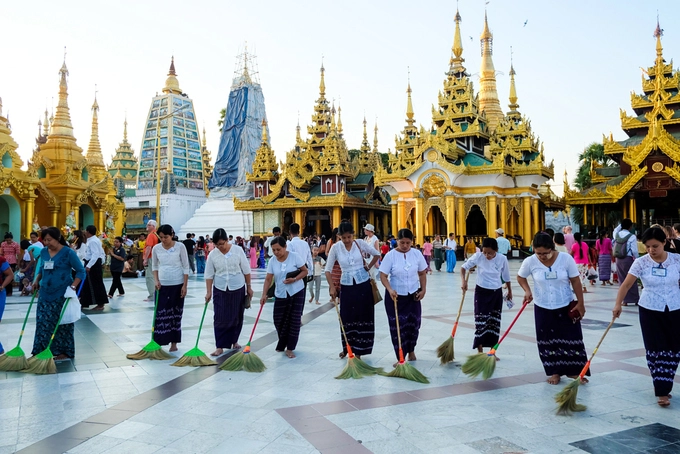 Người Myanmar rất coi trọng tín ngưỡng, chùa chiền với họ là nơi linh thiêng và luôn được chăm chút cẩn thận. Các nhà sư, gia đình và tín đồ đạo Phật coi việc hành hương tới chùa Shwedagon cũng giống như người theo đạo Hồi phải tới thánh địa Mecca một lần trong đời. Người Myanmar rất coi trọng tín ngưỡng, chùa chiền với họ là nơi linh thiêng và luôn được chăm chút cẩn thận. Các nhà sư, gia đình và tín đồ đạo Phật coi việc hành hương tới chùa Shwedagon cũng giống như người theo đạo Hồi phải tới thánh địa Mecca một lần trong đời.