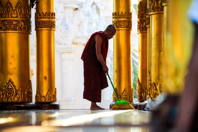 Phần lớn các đền, chùa ở Myanmar không khuyến khích phụ nữ tới gần tượng Phật hay bảo tháp. Một số khu vực phía trước tháp Mahar Myat Mu Ni hay chùa Inle Phaung Daw Oo chỉ dành cho nam giới. Ở chùa Đá Vàng nổi tiếng, phụ nữ cũng không được phép trực tiếp dán lá vàng mà phải thông qua nam giới. Phần lớn các đền, chùa ở Myanmar không khuyến khích phụ nữ tới gần tượng Phật hay bảo tháp. Một số khu vực phía trước tháp Mahar Myat Mu Ni hay chùa Inle Phaung Daw Oo chỉ dành cho nam giới. Ở chùa Đá Vàng nổi tiếng, phụ nữ cũng không được phép trực tiếp dán lá vàng mà phải thông qua nam giới.