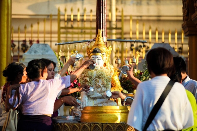 Trong chùa có 7 bồn nước tương ứng với 7 hành tinh và 7 ngày trong tuần. Tín đồ Phật giáo có thể tra lịch và tìm ngày sinh tương ứng với bức tượng trong tuần và thực hiện nghi thức tắm nước cho tượng Phật. Trong chùa có 7 bồn nước tương ứng với 7 hành tinh và 7 ngày trong tuần. Tín đồ Phật giáo có thể tra lịch và tìm ngày sinh tương ứng với bức tượng trong tuần và thực hiện nghi thức tắm nước cho tượng Phật.