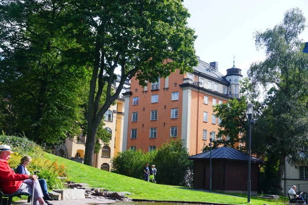 Người già ngồi sưởi nắng, đọc sách báo - hình ảnh thường thấy trên phố ở Stockholm. -Ảnh: C.N.