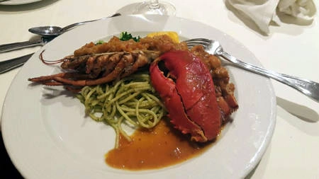 Món chính với lobster sốt bơ tỏi ăn kèm mỳ ý. Món chính với lobster sốt bơ tỏi ăn kèm mỳ ý.