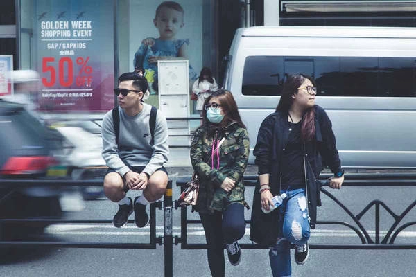  Với Figueras, việc chụp lại hoạt động hàng ngày là "một trong những lý do khiến bạn phải thực sự dừng lại và quan sát cuộc sống xung quanh, nhìn cách mọi người đối mặt với chúng".